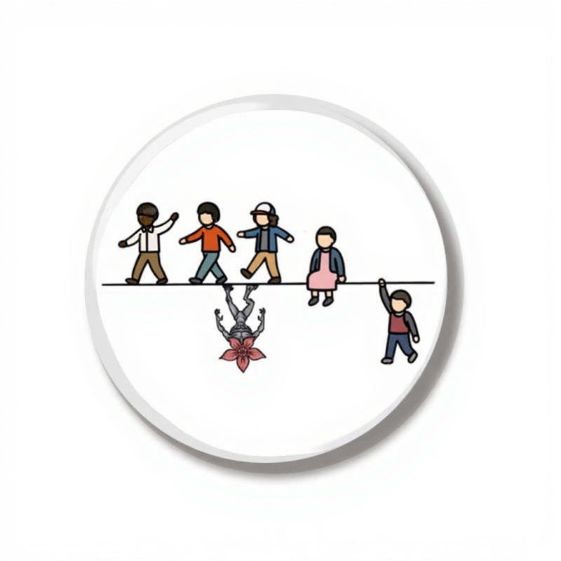 Badge 44 mm Stranger Things la bande et le monstre vu de face