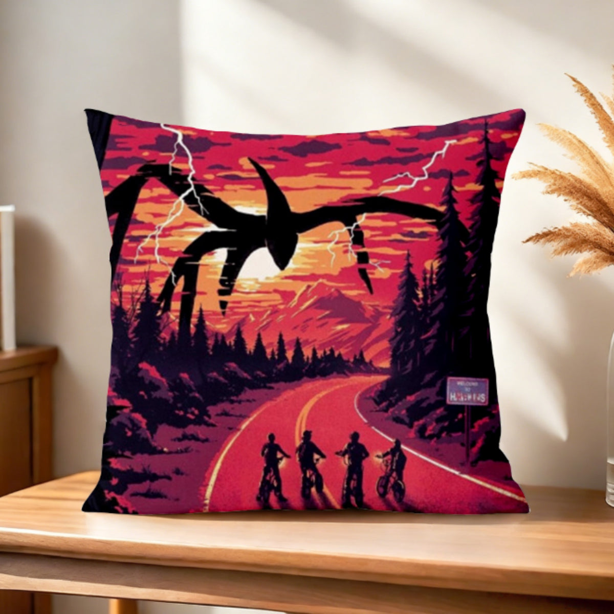 Housse de coussin Stranger Things vélos dans la forêt rouge vu de face