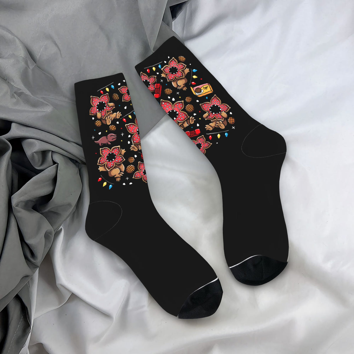 Chaussettes Stranger Things corolles fleuries noires vu de face