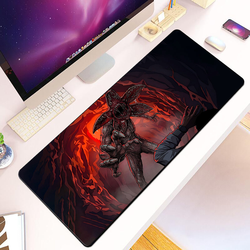 Tapis de souris XXL Stranger Things Demogorgon dans les lianes vu de face