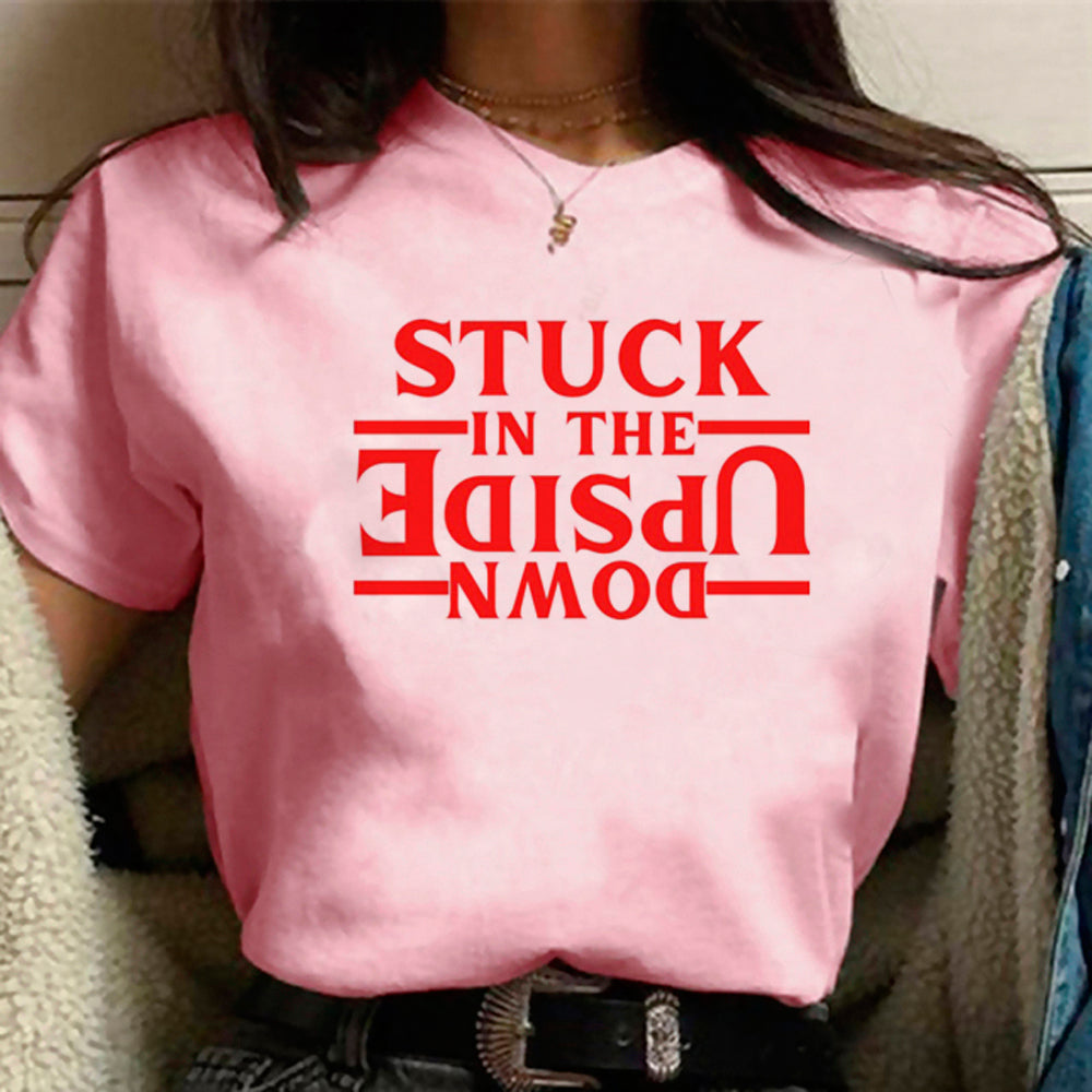 T-shirt femme rose Stranger Things Stuck in the Upside Down vu de face
