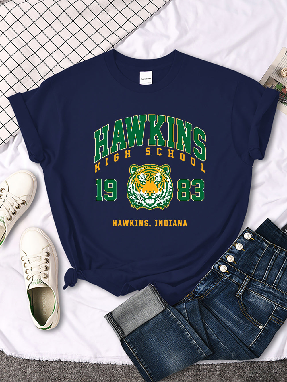 T-shirt femme Stranger Things Hawkins High School tigre 1983 – coloris Dark Blue
