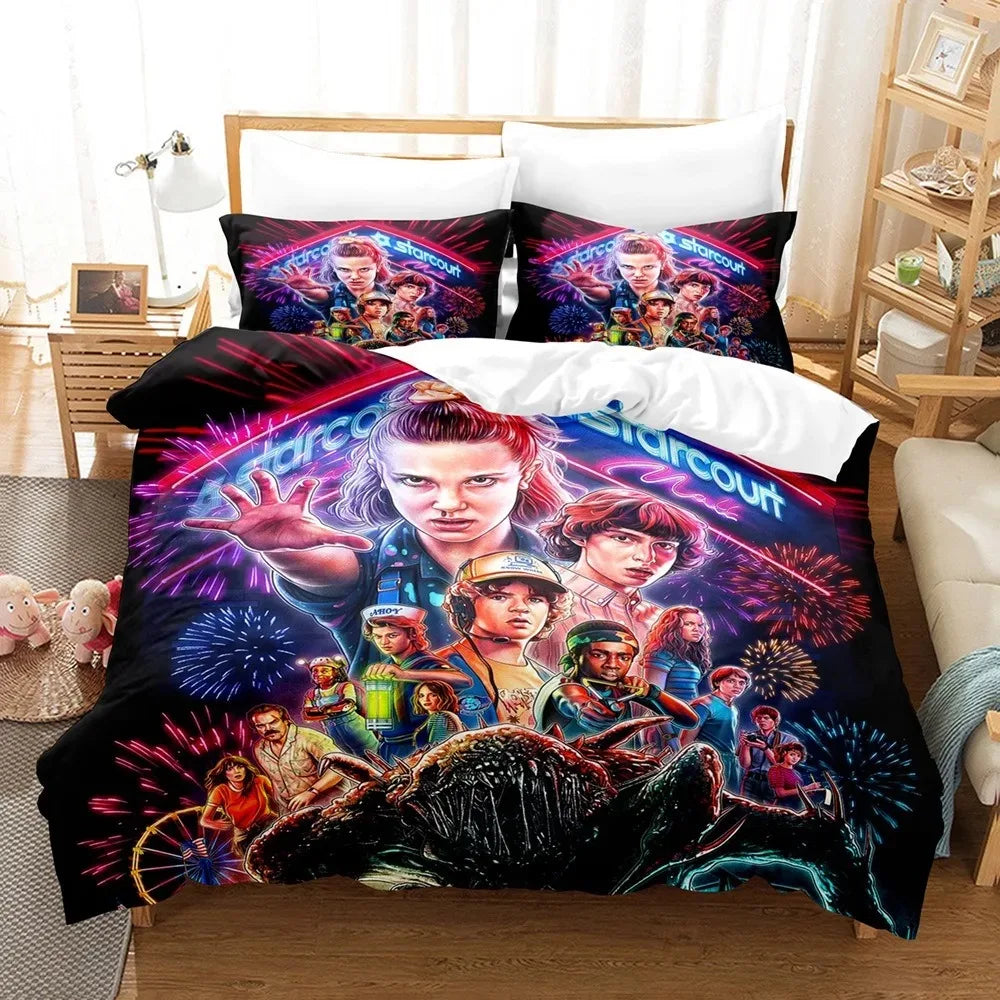 Set copripiumino Stranger Things stagione 3 Starcourt neon su un letto, con le federe abbinate