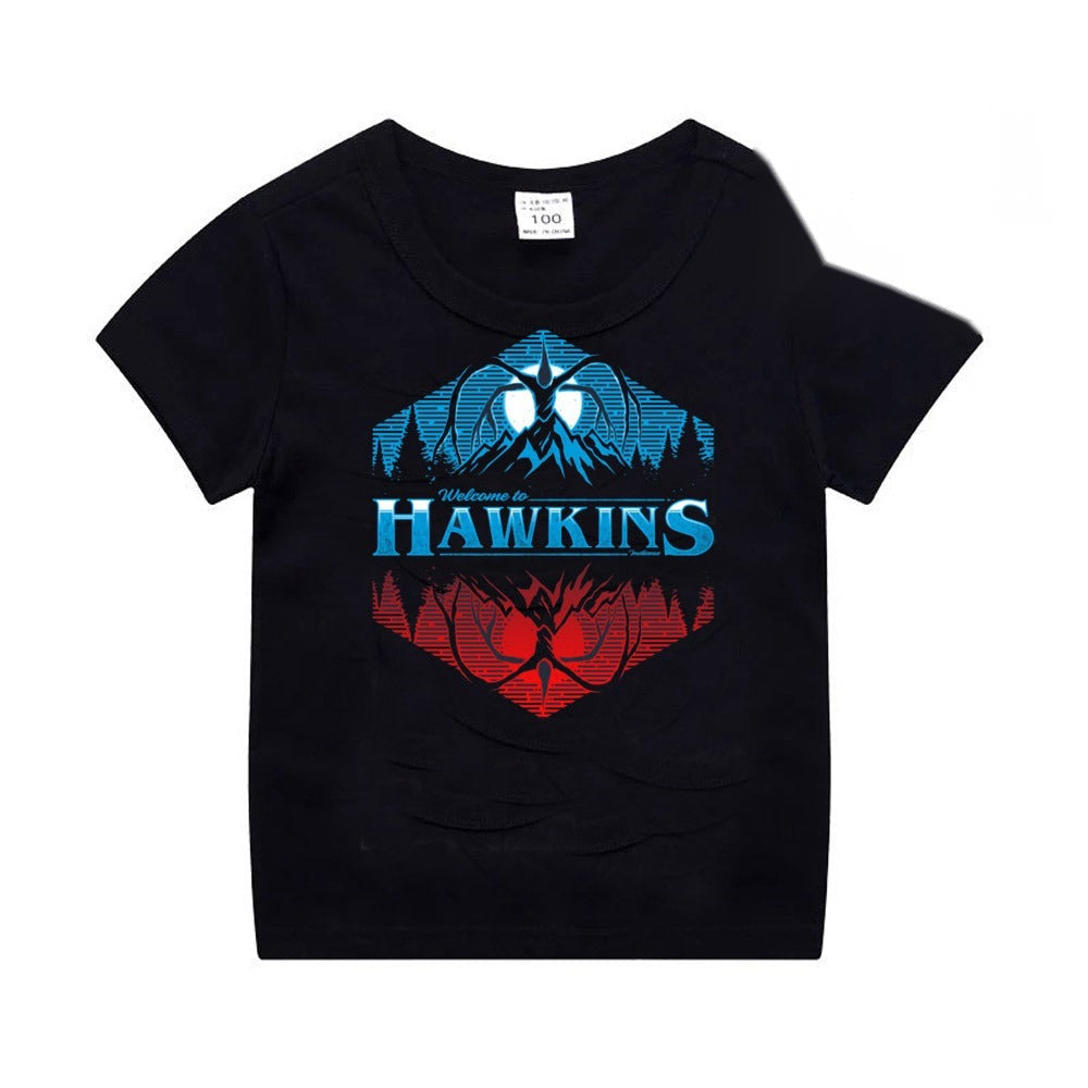 T-shirt enfant noir Stranger Things montagnes de Hawkins vu de face