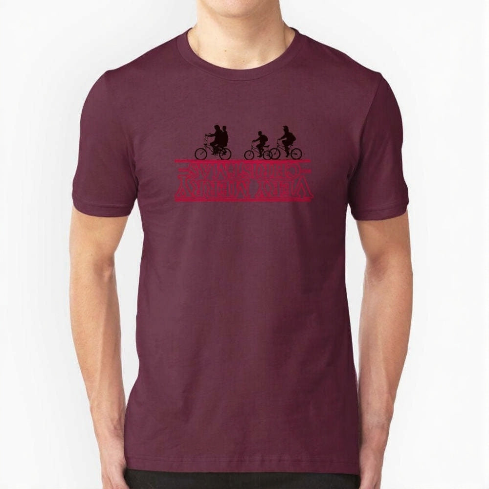 T-shirt homme Stranger Things Very Merry Christmas à l'envers – coloris Bordeaux