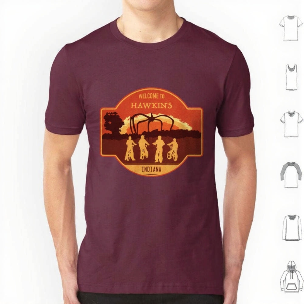 T-shirt homme Stranger Things Welcome to Hawkins Indiana écusson – coloris Bordeaux