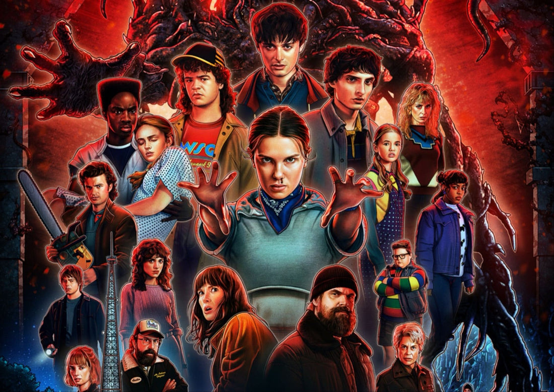 Poster collage di Stranger Things: una ventina di volti in rosso e blu attorno a una ragazza con i palmi alzati