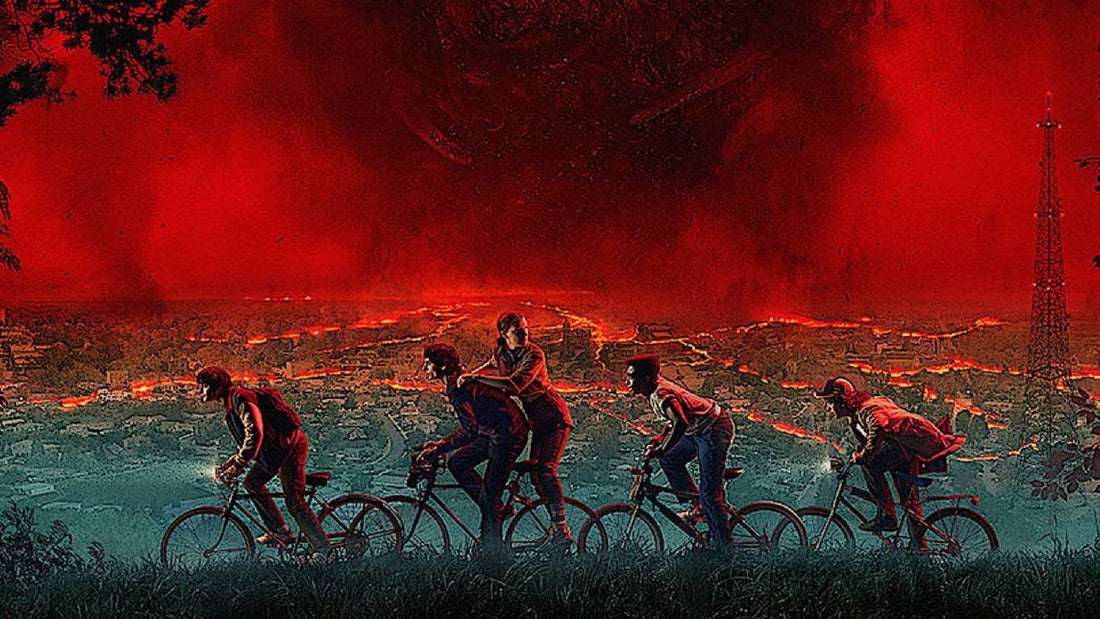 Illustrazione: quattro bici lanciate di profilo, un passeggero in piedi dietro, sotto il cielo rosso di Hawkins
