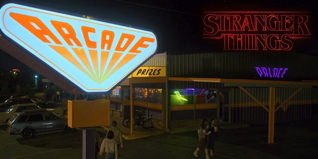 L'insegna al neon ARCADE del Palace accesa di notte in Stranger Things, sagome davanti all'ingresso
