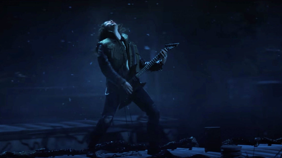 Eddie Munson joue Master of Puppets sur le toit de sa caravane dans Stranger Things