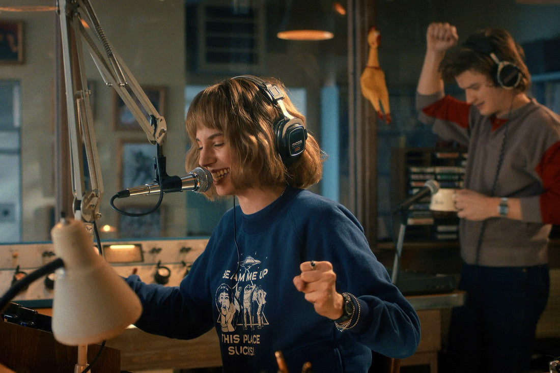 Robin au micro de WSQK, la radio de Hawkins, dans la dernière saison de Stranger Things