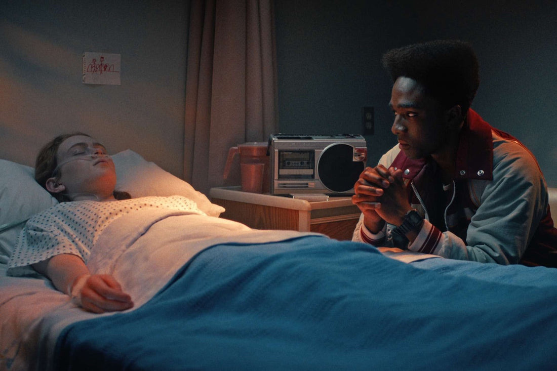 Un lettore di cassette sul comodino, accanto al letto, in Stranger Things