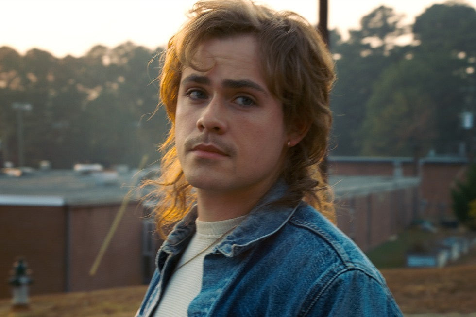 Billy Hargrove, il fratello di Max, giacca di jeans, lo sguardo di lato