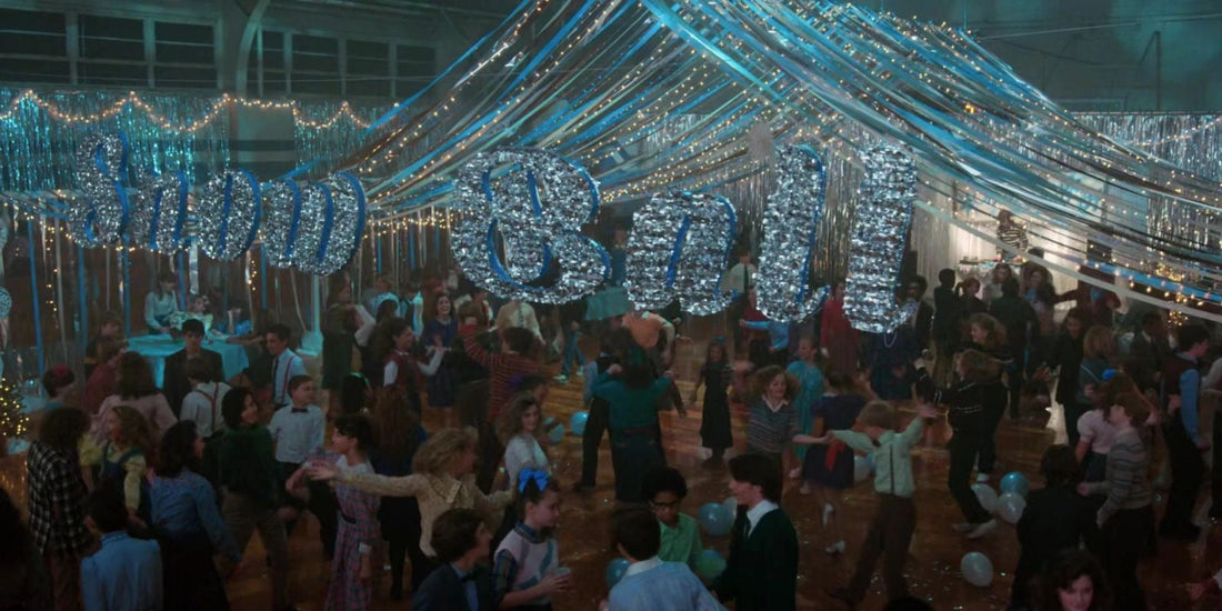 Stranger Things 1984: palestra del ballo d'inverno, ghirlande e alunni