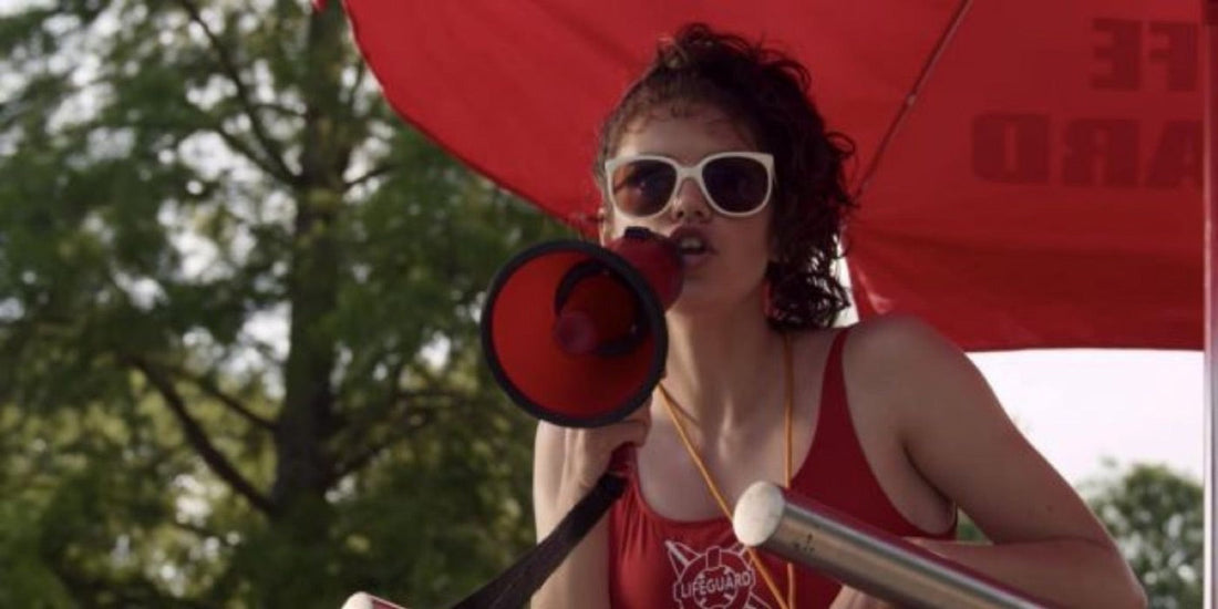 Heather Holloway, bagnina, parla in un megafono a bordo piscina.