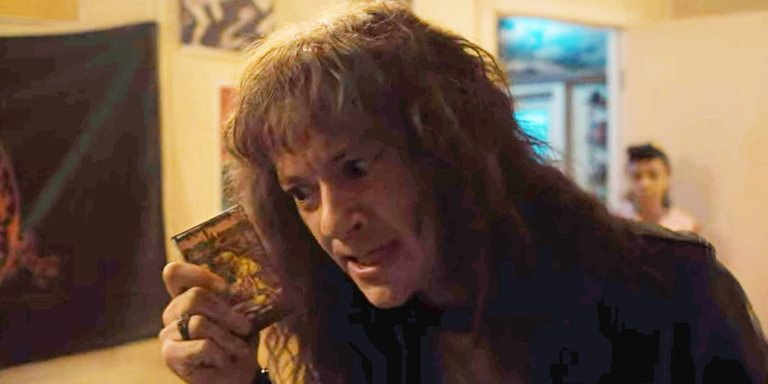 Eddie Munson solleva una cassetta degli Iron Maiden, Piece of Mind, nella sua stanza