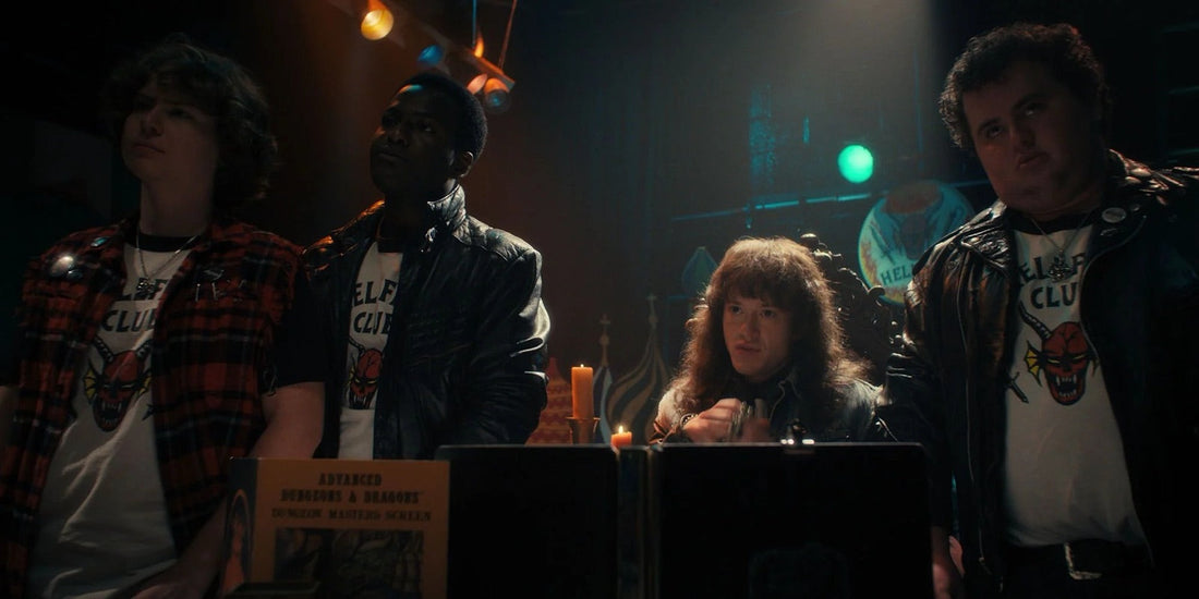 L'Hellfire Club riunito intorno al tavolo da gioco, in Stranger Things stagione 4 episodio 1