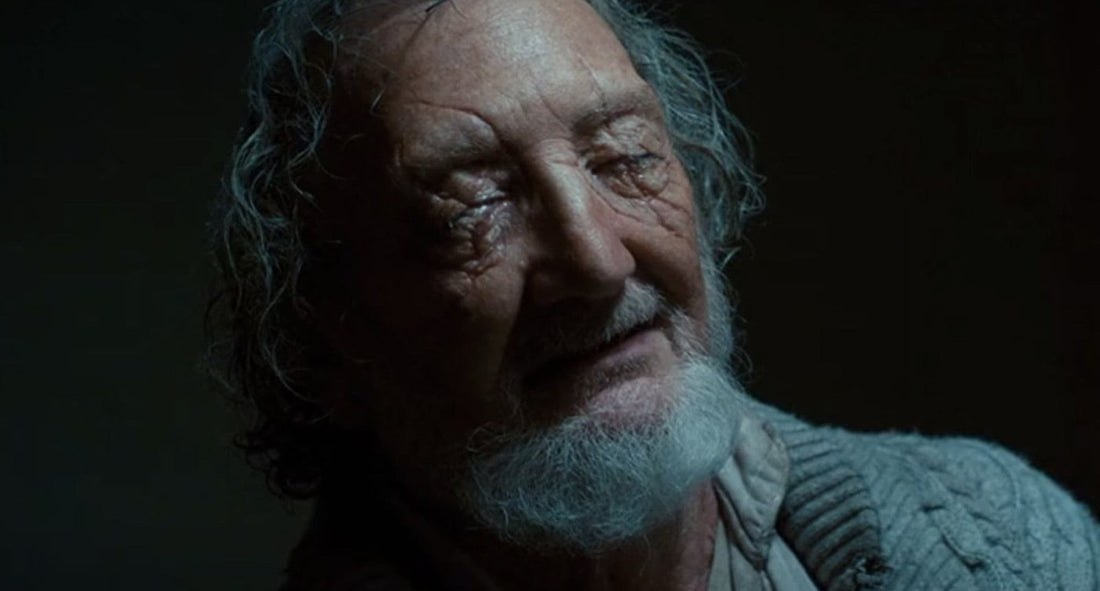 Victor Creel, con gli occhi feriti e un camice d'ospedale, in Stranger Things stagione 4 episodio 3