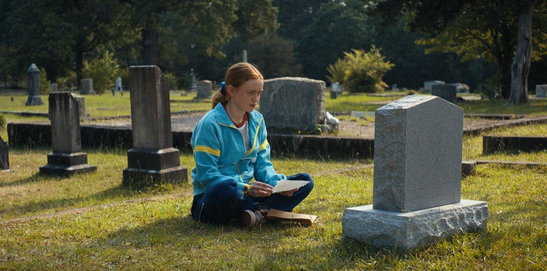 Max seduta in un cimitero, una lettera aperta sulle ginocchia, Stranger Things stagione 4 episodio 4