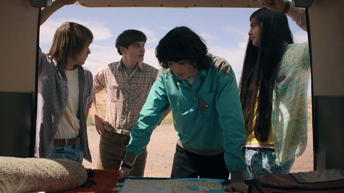 Quattro ragazzi chinati su una mappa, nel retro di un furgone, Stranger Things stagione 4 episodio 5