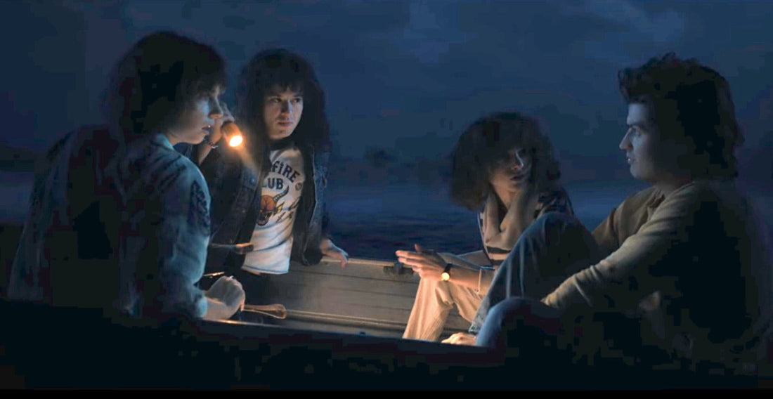 Quattro ragazzi in una barca, di notte, con una lampada, Stranger Things stagione 4 episodio 6