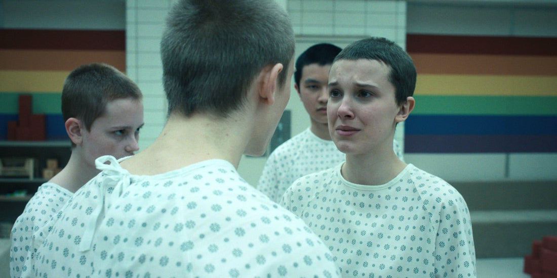 Bambini in camice bianco nella sala arcobaleno del laboratorio, Stranger Things stagione 4 episodio 7