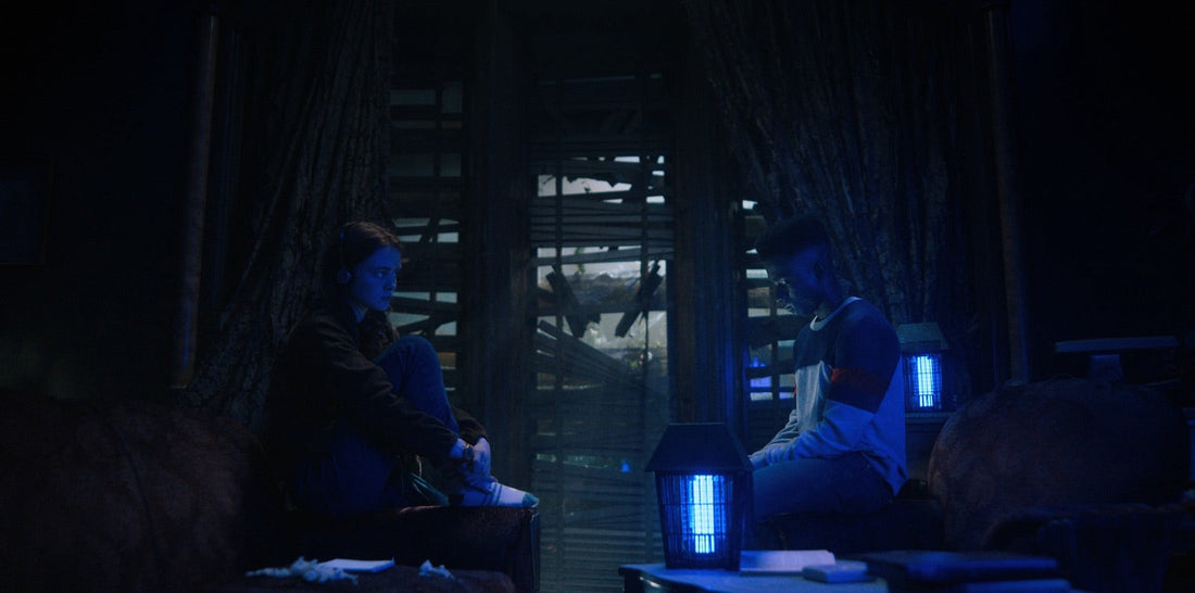 Max e Lucas in soffitta a casa Creel, sotto una luce blu, Stranger Things stagione 4 episodio 9