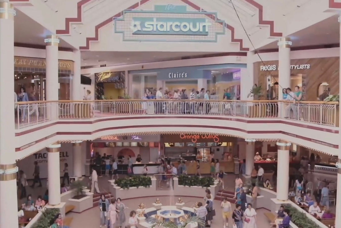 Stranger Things 1985: atrio dello Starcourt, fontana e negozi