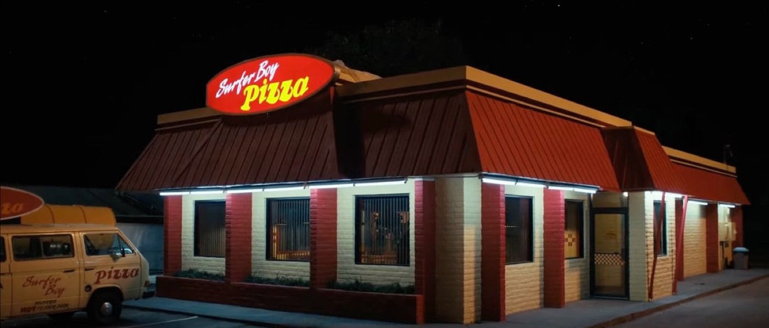 Ristorante di notte, van giallo parcheggiato sotto l'insegna luminosa