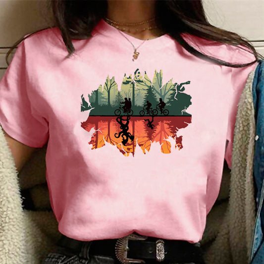 T-shirt femme rose Stranger Things forêt à l'envers vu de face