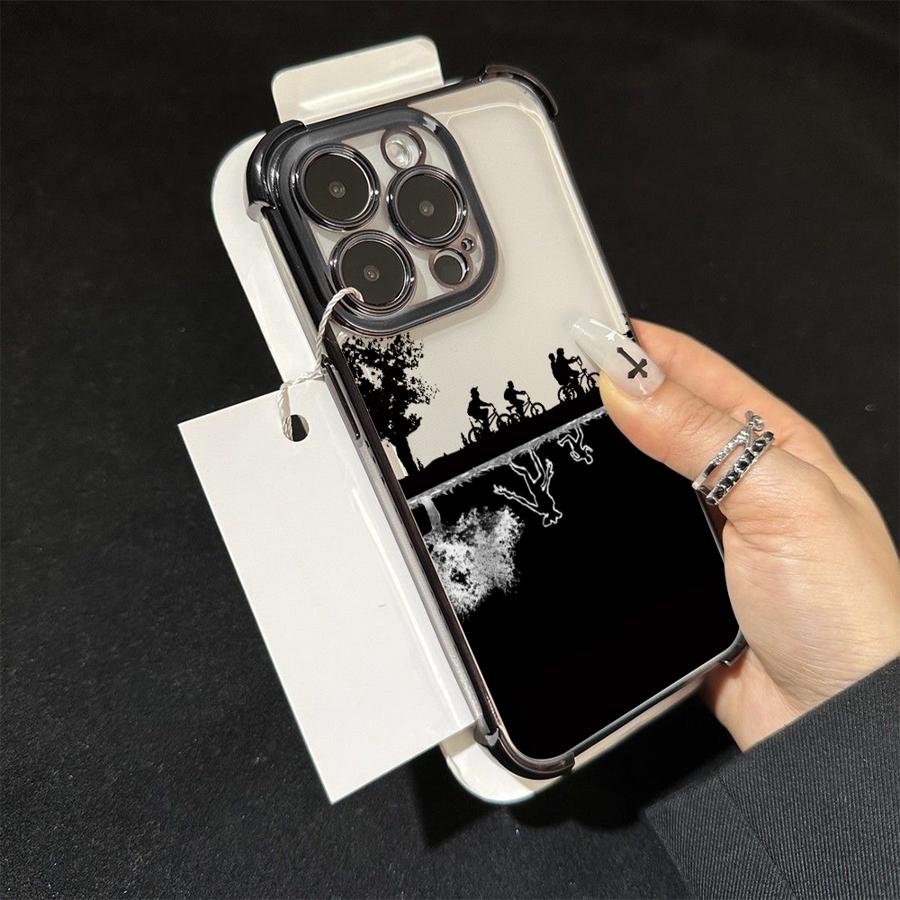 Coque iPhone Stranger Things motif Mix02 1350 vu de face