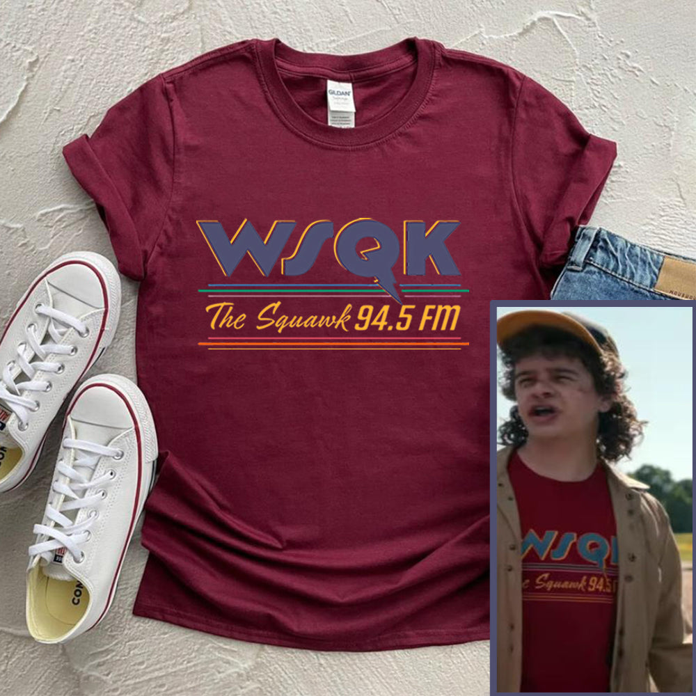 T-shirt homme Stranger Things WSQK The Squawk 94.5 FM – coloris Bordeaux