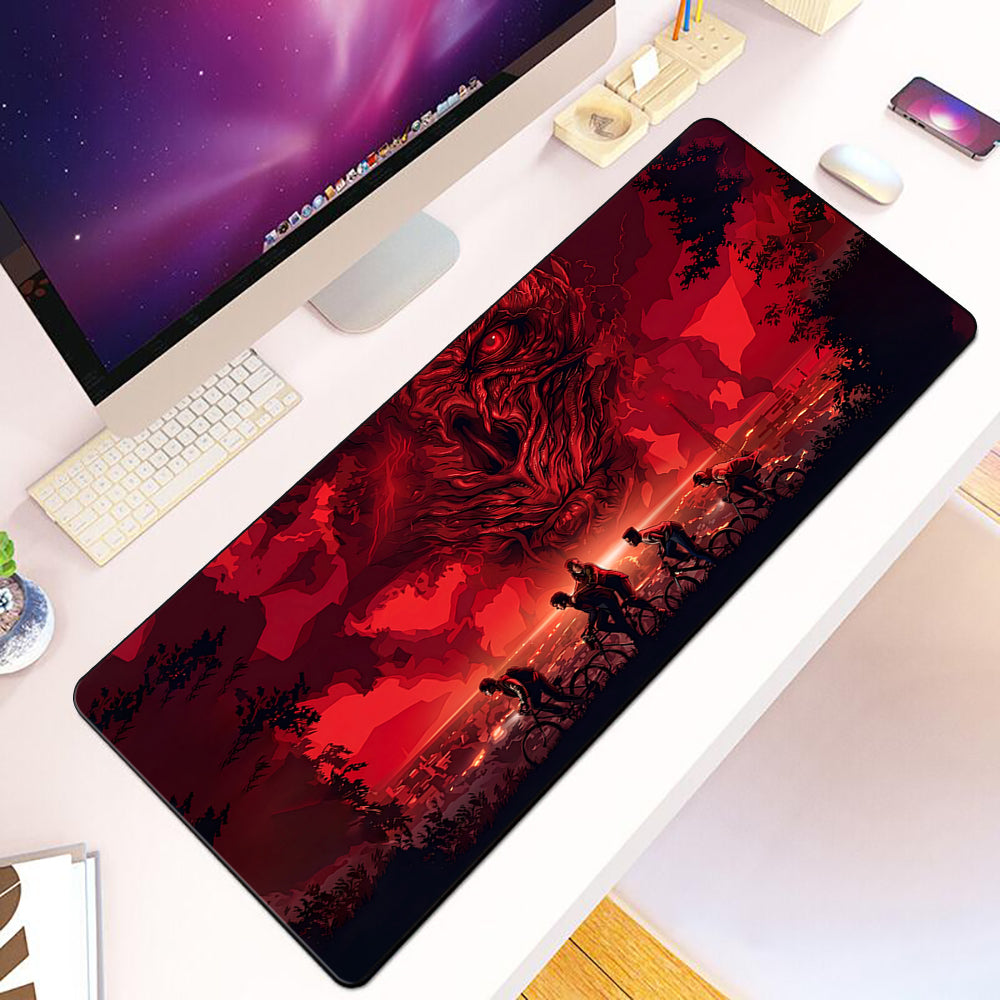 Tapis de souris XXL Stranger Things ciel rouge sur Hawkins vu de face