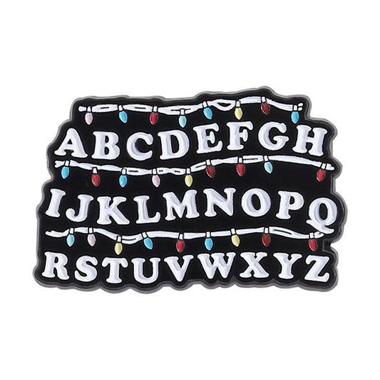 Pin's Stranger Things mur alphabet guirlande vu de face
