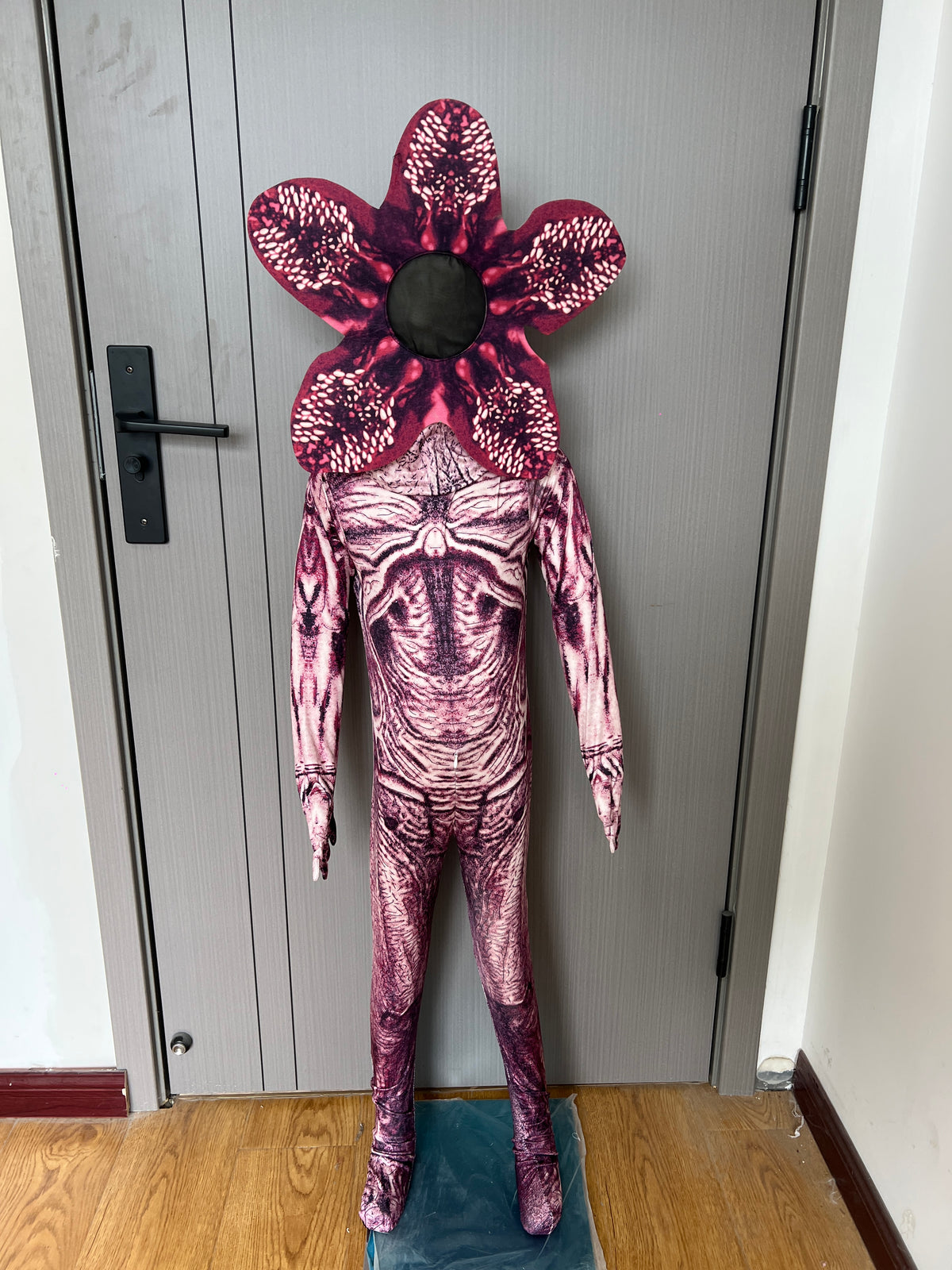 Combinaison intégrale Stranger Things Demogorgon avec masque et coiffe – visuel 2