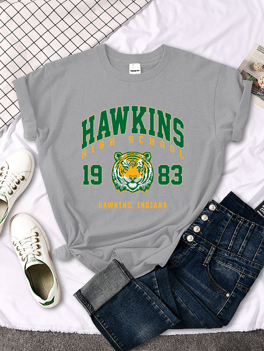 T-shirt femme Stranger Things Hawkins High School tigre 1983 – coloris Gris