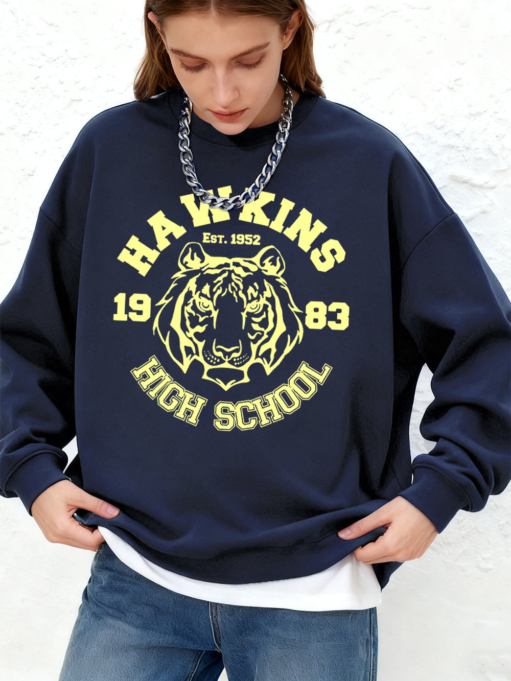 Sweat col rond Stranger Things Hawkins High School tigre – coloris Bleu Foncé