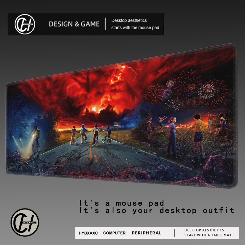 Tapis de souris XXL Stranger Things ciel rouge sur la route de Hawkins vu de face