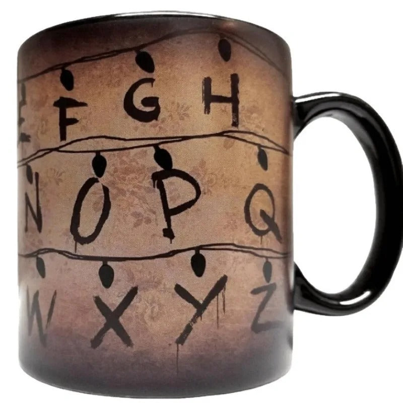 Mug thermoréactif Stranger Things mur alphabet vu de face