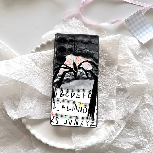 Coque Samsung mate Stranger Things Mind Flayer et mur alphabet vu de face