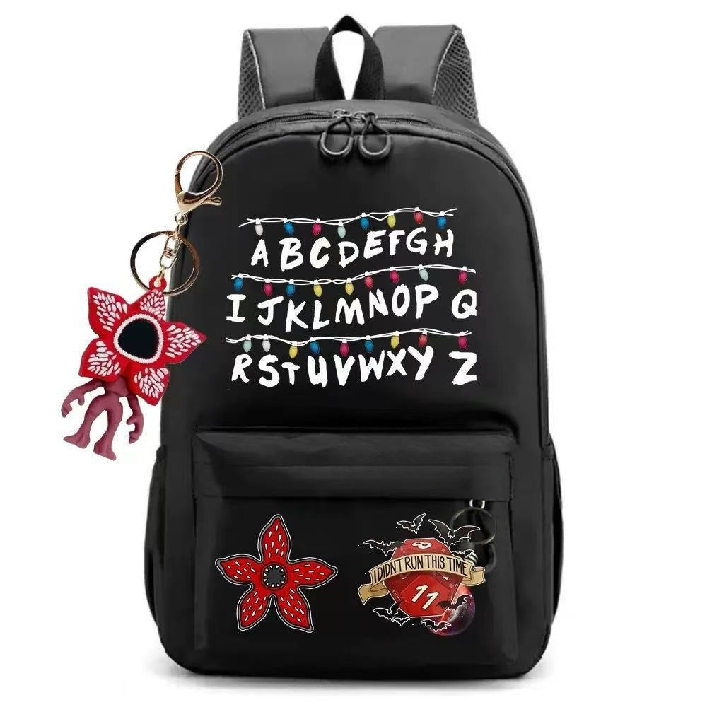 Sac à dos Stranger Things mur alphabet noir avec porte-clés Demogorgon vu de face
