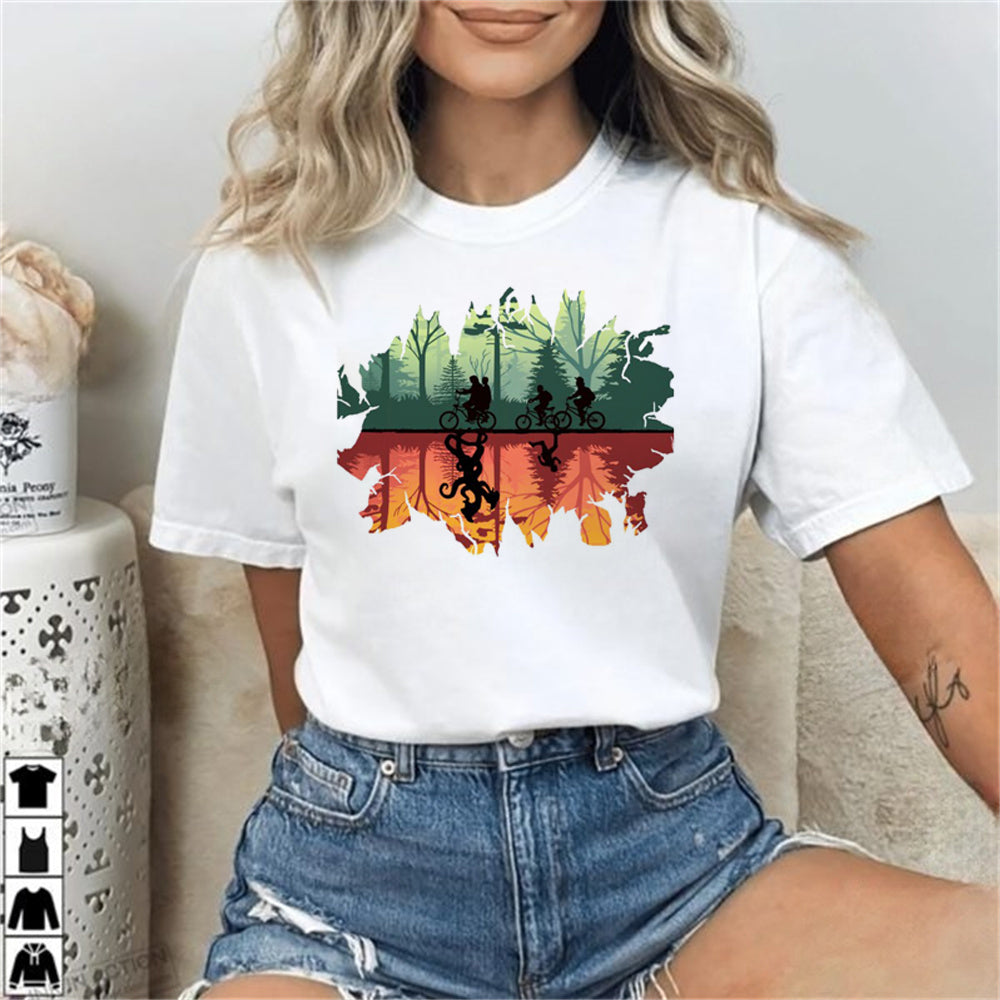 T-shirt femme Stranger Things forêt renversée sur ciel blanc vu de face