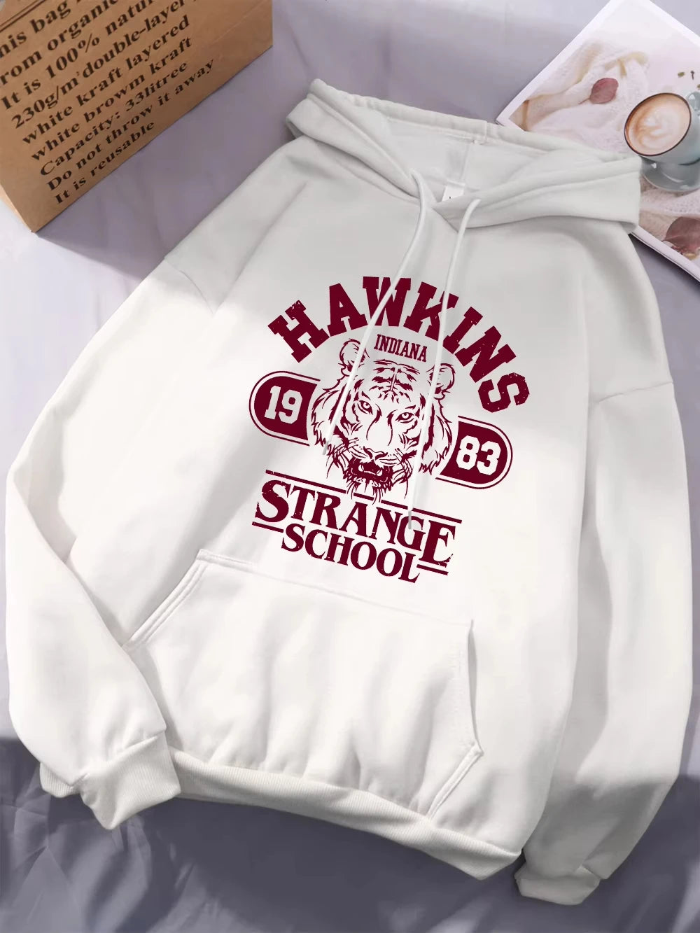 Sweat à capuche Stranger Things Hawkins Strange School 1983 – coloris Blanc