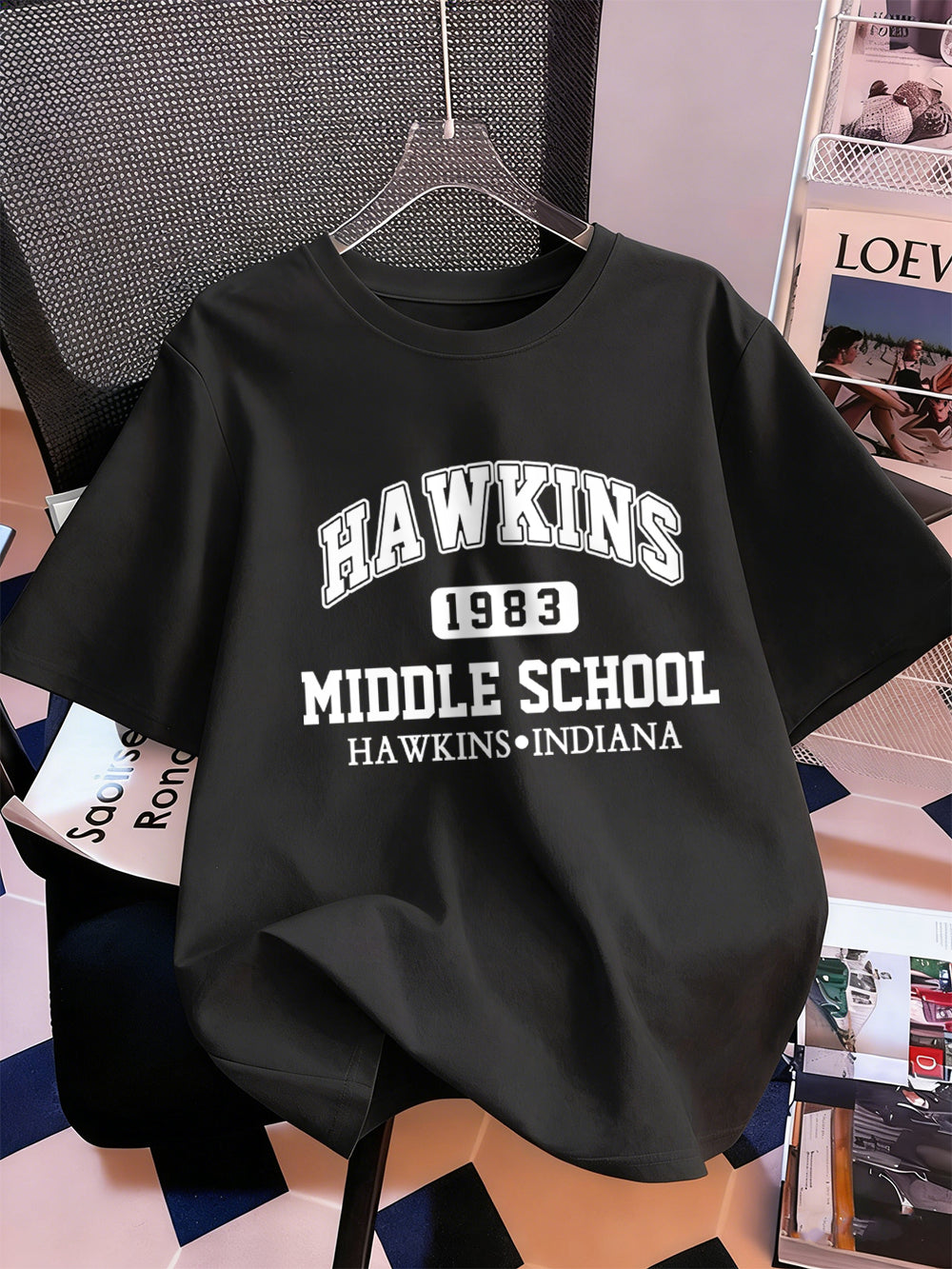 T-shirt homme Stranger Things Hawkins Middle School 1983 – coloris Noir