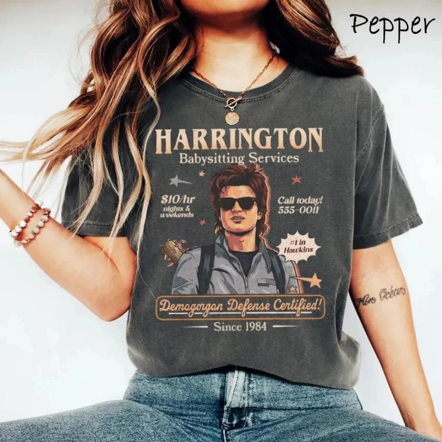 T-shirt femme oversize Stranger Things Harrington Babysitting Services – coloris Noir
