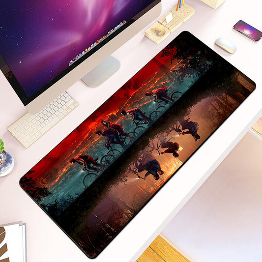 Tapis de souris XXL Stranger Things vélos dans la forêt vu de face