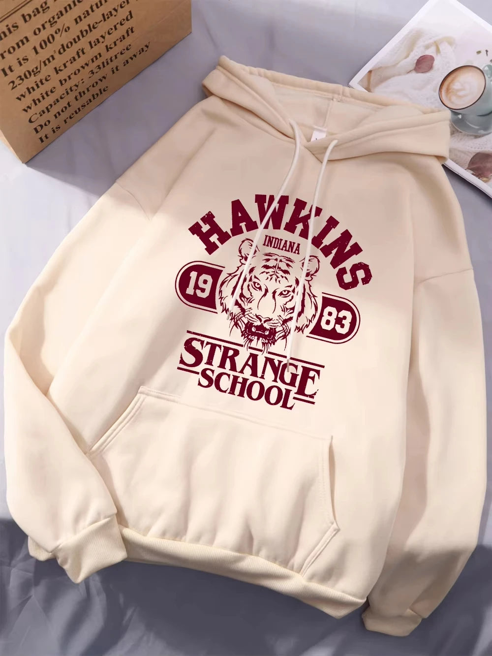 Sweat à capuche Stranger Things Hawkins Strange School 1983 – coloris Abricot