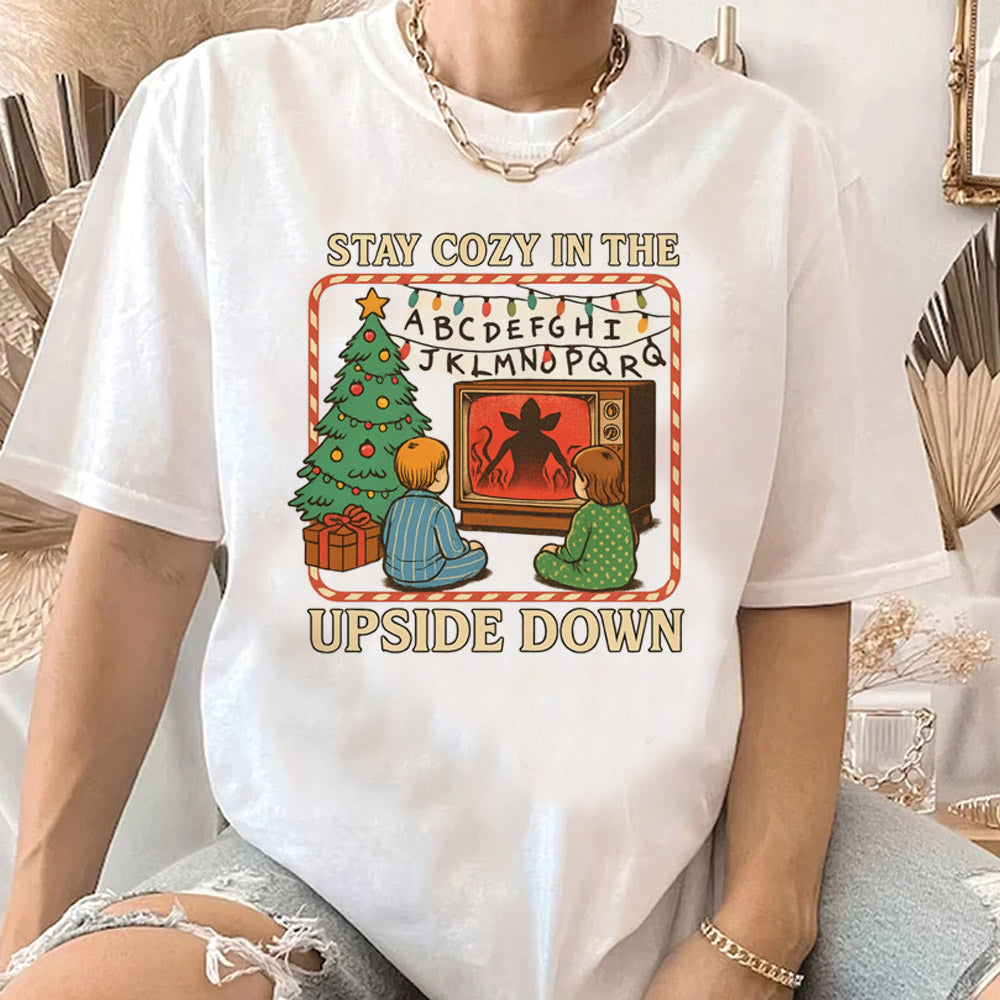 T-shirt femme Stranger Things Stay Cozy in the Upside Down vu de face