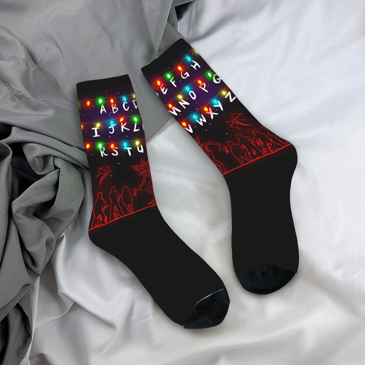 Chaussettes Stranger Things mur alphabet rouge vu de face