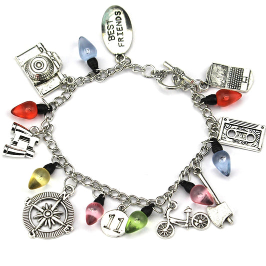 Bracelet à breloques Stranger Things Best Friends objets de Hawkins vu de face